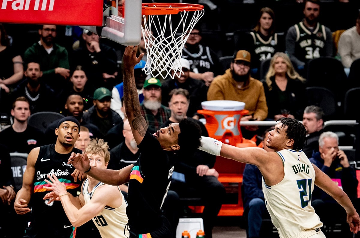 Away wins for San Antonio and Detroit