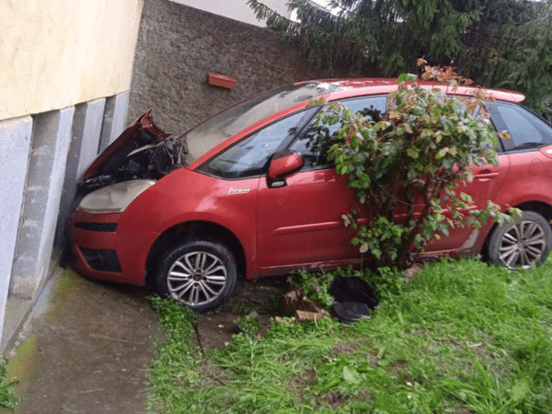 A car crashed into a house in Banja Luka, firefighters were pulling it out