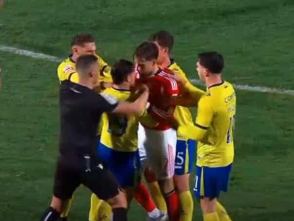 Benfica celebrated in stoppage time, Dedić sent off after the clash