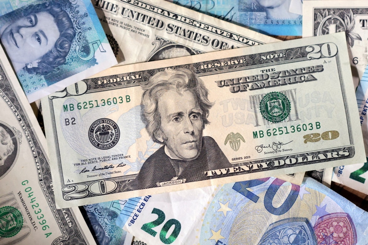 The dollar strengthened due to the crisis in the Middle East