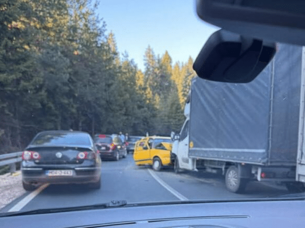 Two injured in a collision involving three vehicles in Olovo