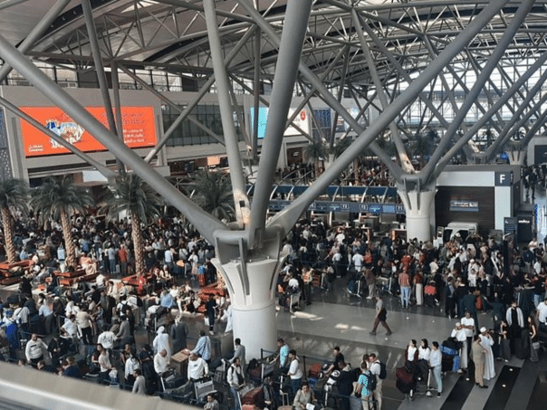 Evacuations are intensifying, thousands of people are leaving the Middle East