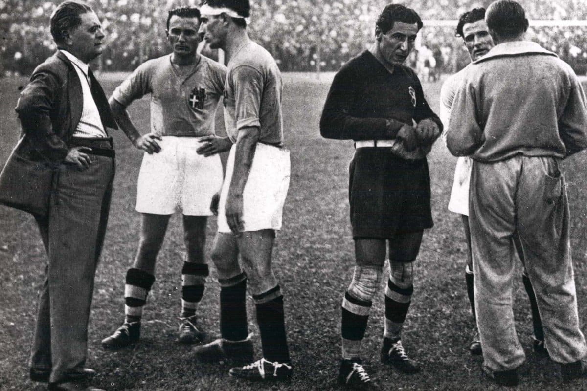 World Championships 1930 – 1934 | Football and politics: From the very beginning