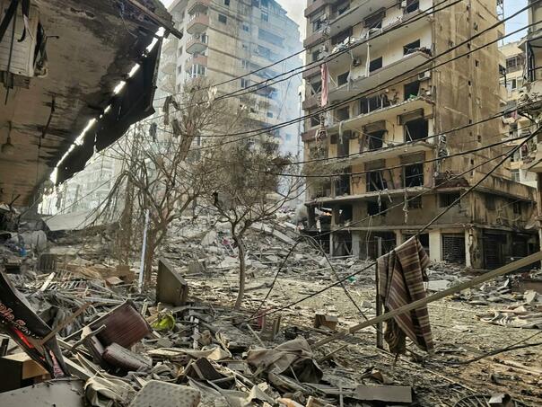Israel launched artillery attacks on Beirut