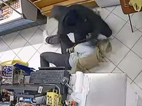Watch the fight between a brave woman and an armed robber in Mostar