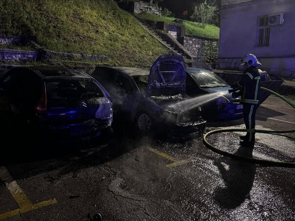 Fire in the yard of the school in Mostar: Several vehicles burned during the night
