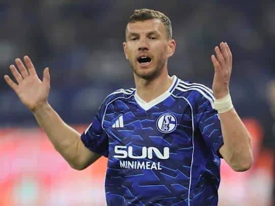 Schalke dropped the victory against Hannover, Dzeko marked the match