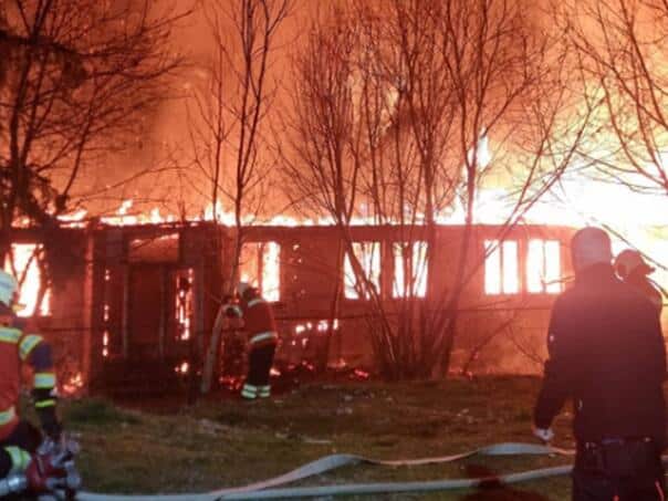 A building caught fire in the center of Velika Kladuša "Saniteks"