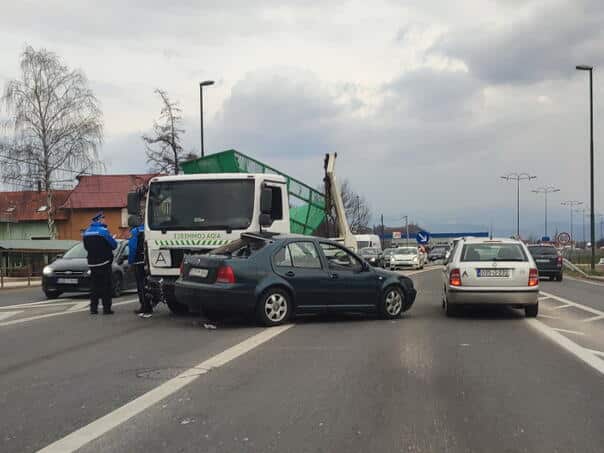 Drivers, beware! Crashes, injured, obstructed tow truck towards Kladnje