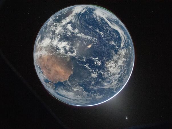 Astronauts in Artemis II sent back a new image of Earth from space