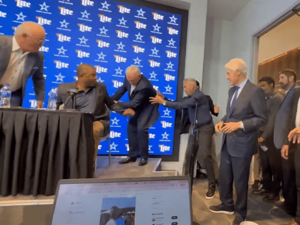 Bill Clinton interrupted the press of the American football team, the owner of the club almost fell