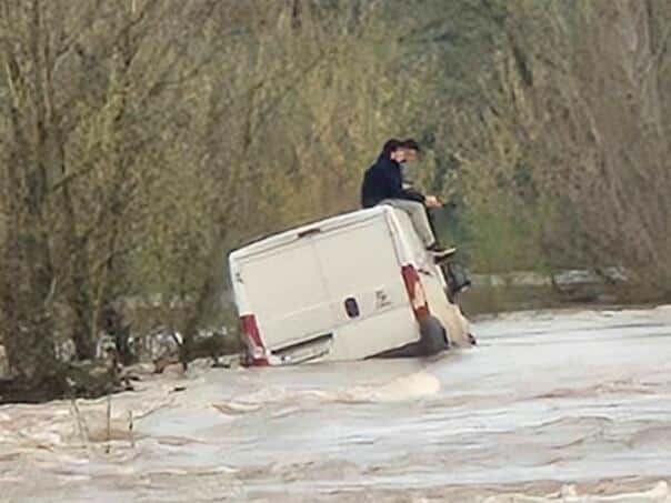 Dramatic rescue in BiH: Young men ended up on the roof of a van in the river