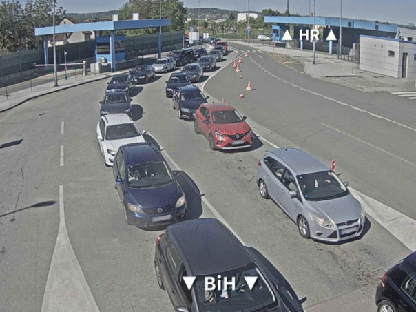 Long lines of passenger vehicles at the entrance to Bosnia and Herzegovina