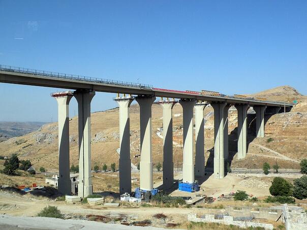 Israel announced attacks on bridges in eastern Lebanon