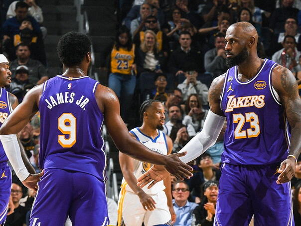 James led the Lakers to a convincing victory over the Warriors