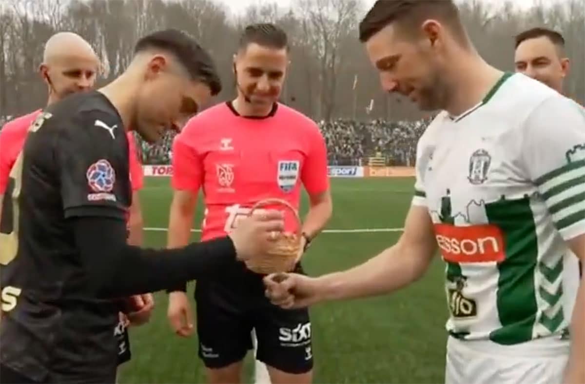 Instead of tossing a coin, the captains beat Easter cards: This football tradition has delighted the world