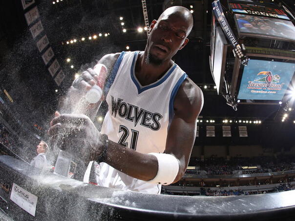 Minnesota Timberwolves retire number 21 Kevin Garnett