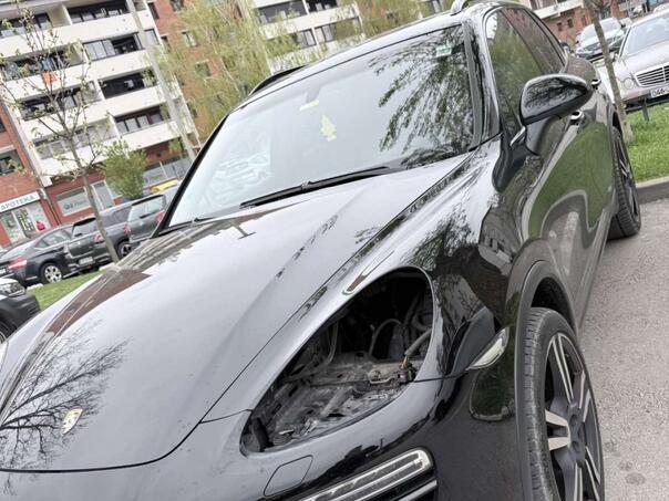 Unusual theft in Bihać: Headlight missing from Porsche Cayenne