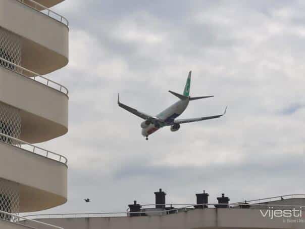 Only for the selected: The plane from Paris landed in Sarajevo