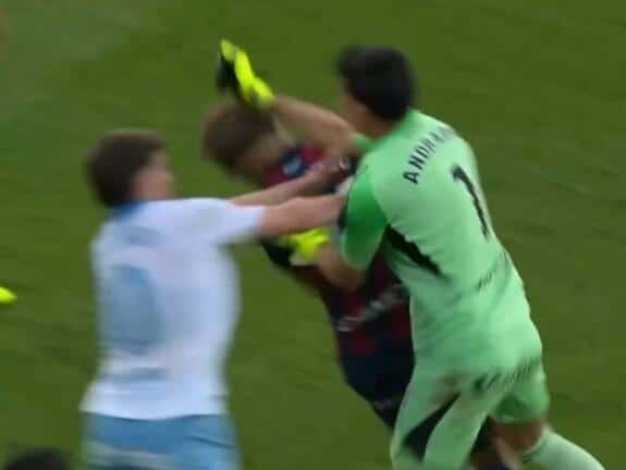 Scandal at the derby: Zaragoza’s goalkeeper knocked out a Huesca player