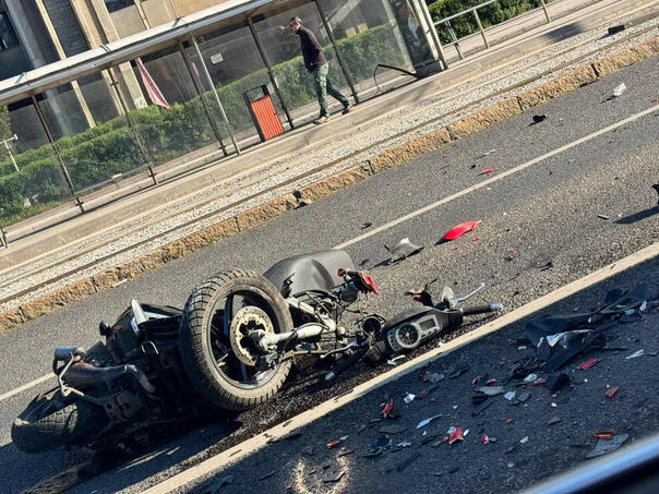 Serious accident near RTV dom: Motorcyclist injured, vehicle parts scattered on the road