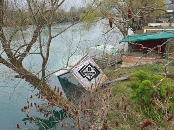 Tragedy near Bihać: Truck landed in Una, driver died