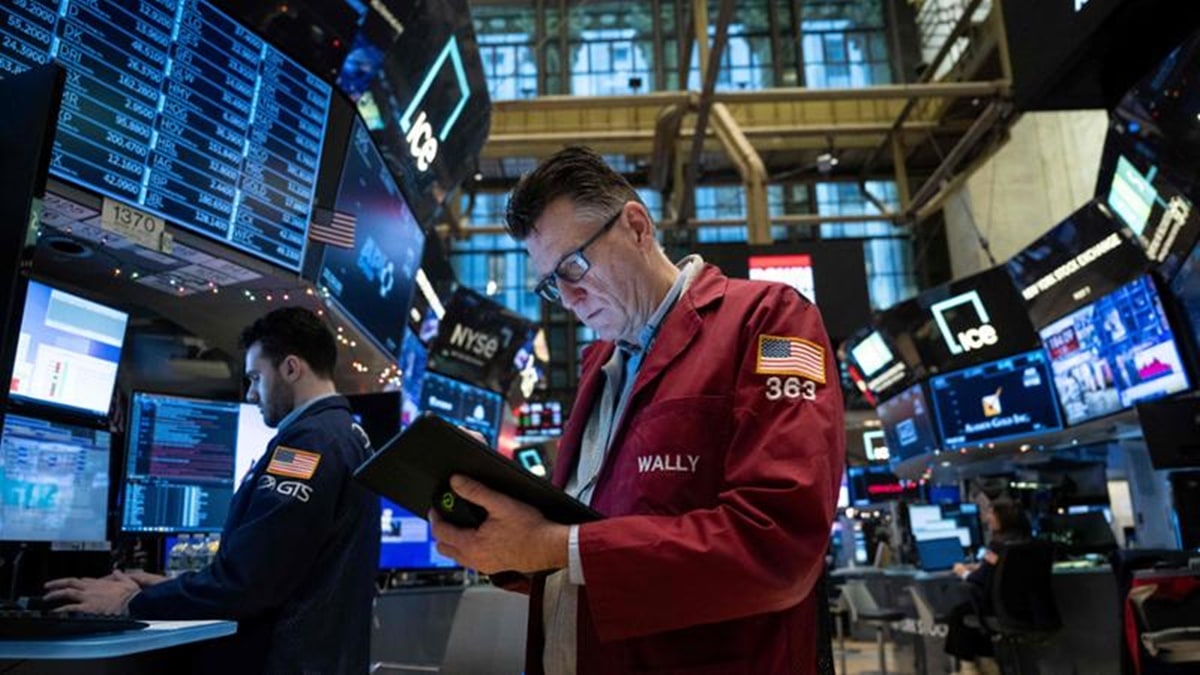 Indices are falling, oil is getting more expensive