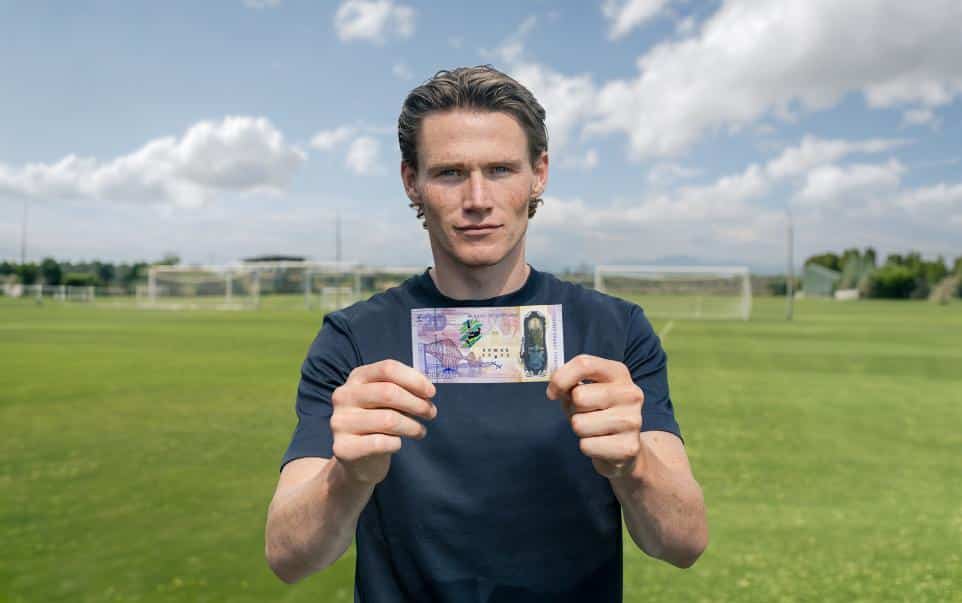 Spectacular “scissors” of McTominay immortalized on the banknote