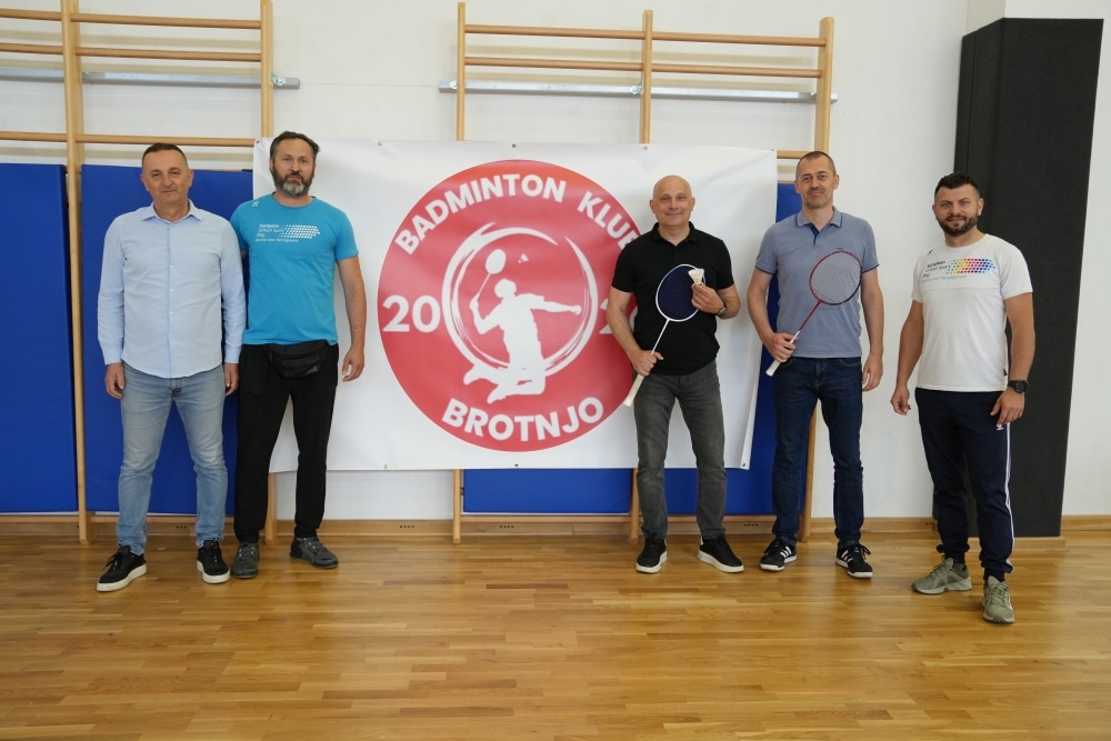 Members of the Širokobrije club “Herc” presented badminton to students in Čitluk and donated sports equipment