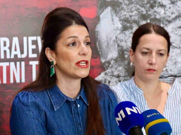 The director of SARTR signed a contract with herself as an actress