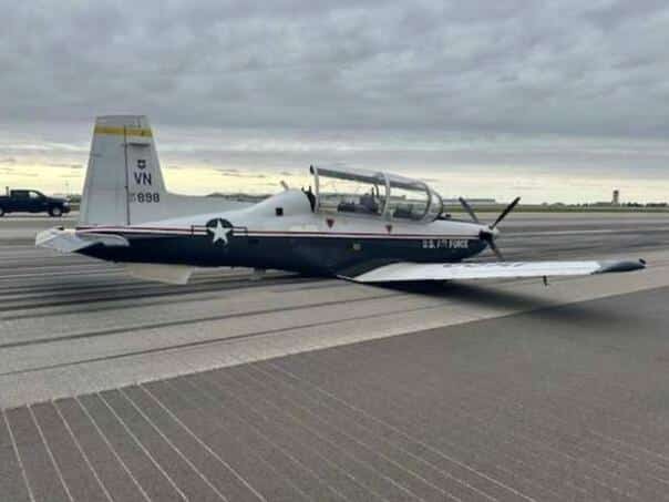 Dramatic scene in Kansas: Military plane landed without landing gear