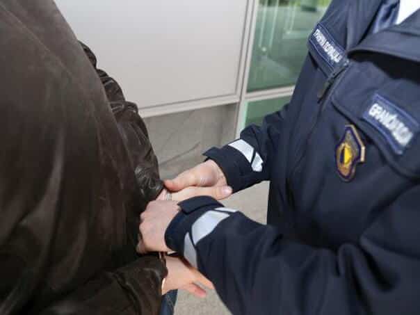 Two BiH citizens were arrested after attempting to smuggle 15 foreign citizens