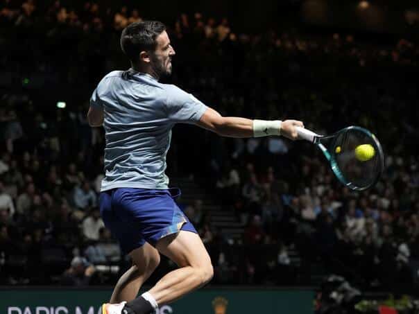 After more than four hours of fighting, Dzumhur was defeated in the first round of Roland Garros