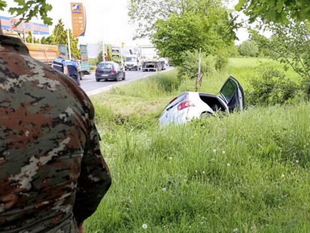 EUFOR’s patrol rescued two people from a traffic accident on the Gračanica-Tuzla road