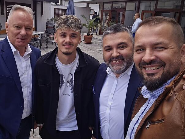Kerim Alajbegović arrived in Sarajevo: Džuma, a walk and a meeting with fans