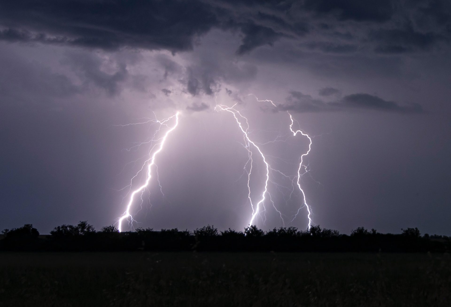 A storm with heavy showers and thunder is coming to Bosnia and Herzegovina, ice is also expected: orange warning issued for citizens
