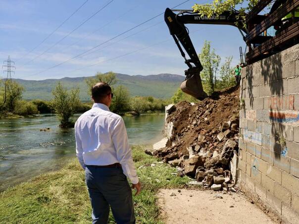Removal of illegally concreted Una banks continued