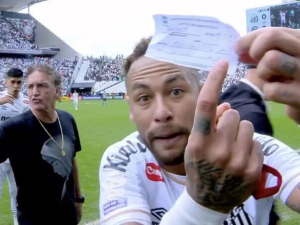 Neymar went crazy because of the mistake: He snatched the paper and showed it to the cameras