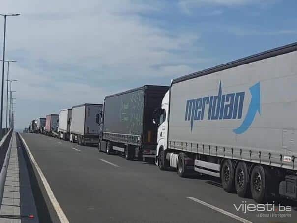 New crossing, old habits: An endless column of trucks in Gradiška