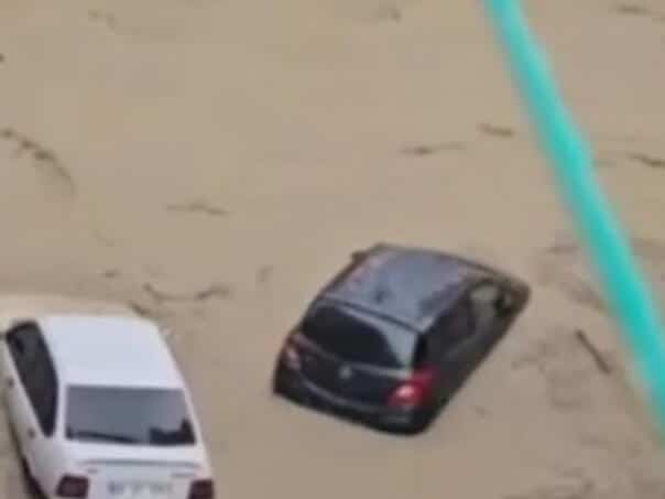 Floods hit Turkey, torrents carried away vehicles and submerged streets