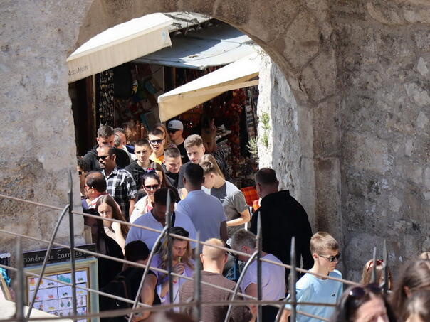 American tourist robbed in Mostar: Three women in custody