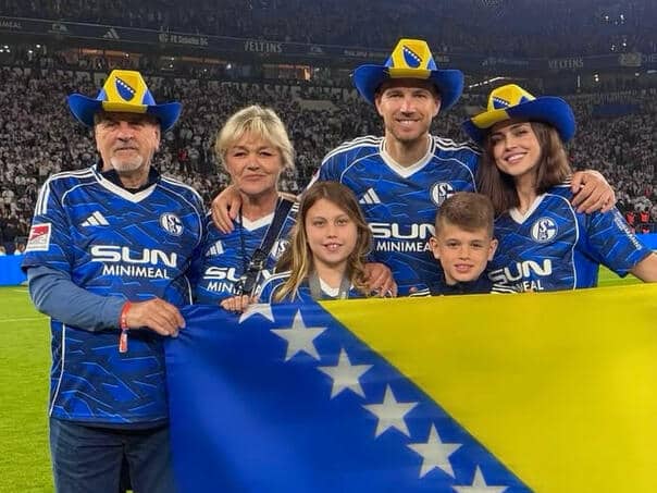 Schalke lifted the cup, Dzeko and his family celebrated with the BiH flag