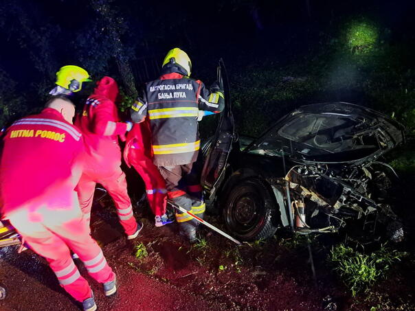 Crushed vehicle near Banja Luka: Firefighters pulled out the injured