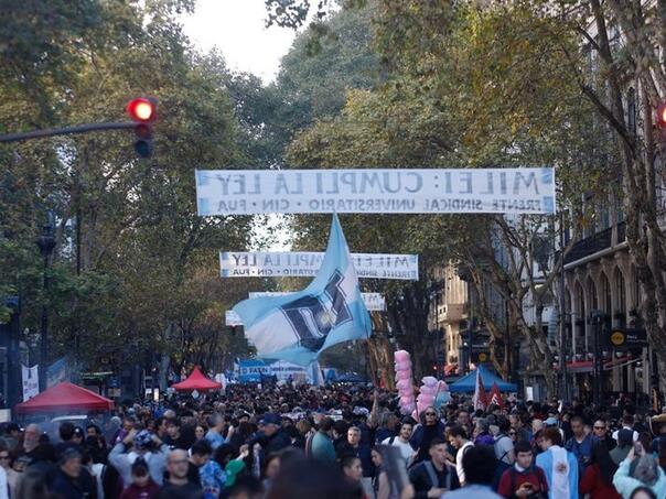 Hundreds of thousands of Argentines in the streets: Citizens defend free education