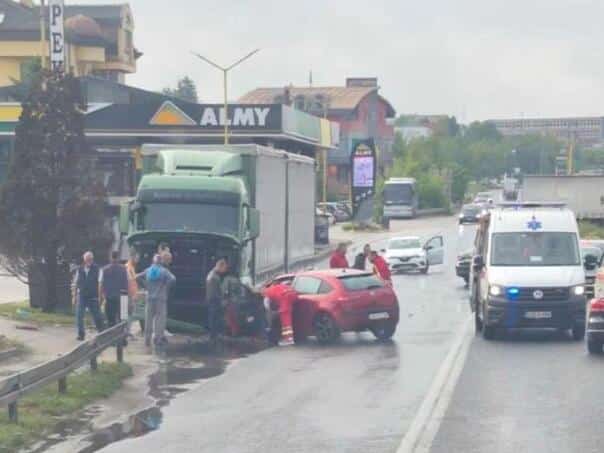 Collision between a truck and a car in Zenica, one person injured