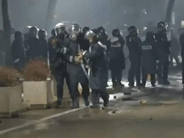 Clashes and tensions at opposition protests in Tirana: Pyrotechnics, tear gas, water cannons…