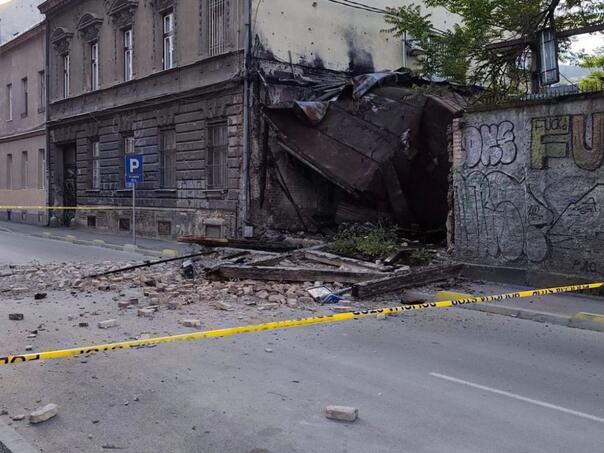 The wall fell on the street in the center of Sarajevo, a tragedy avoided