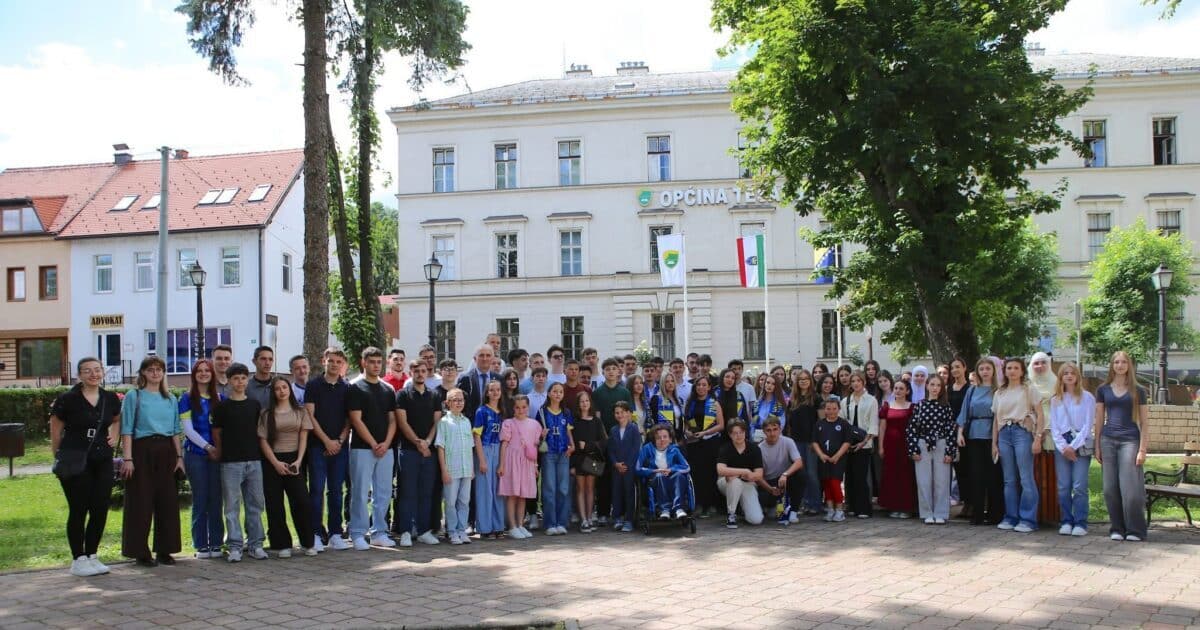 The municipality of Tešanj awarded the 103 most successful students