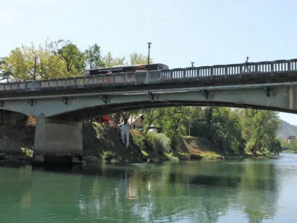 Banja Luka: A woman jumped from a bridge, she was saved by citizens