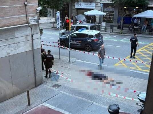 Barcelona: A man was brutally liquidated in front of the police station